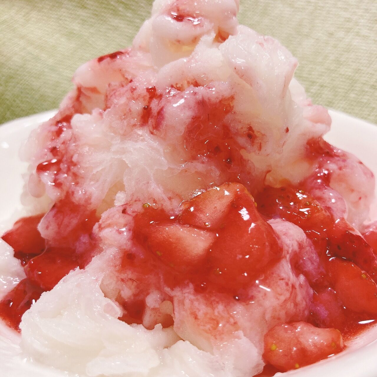 虹カフェ ふわふわミルクかき氷（いちごミルク）