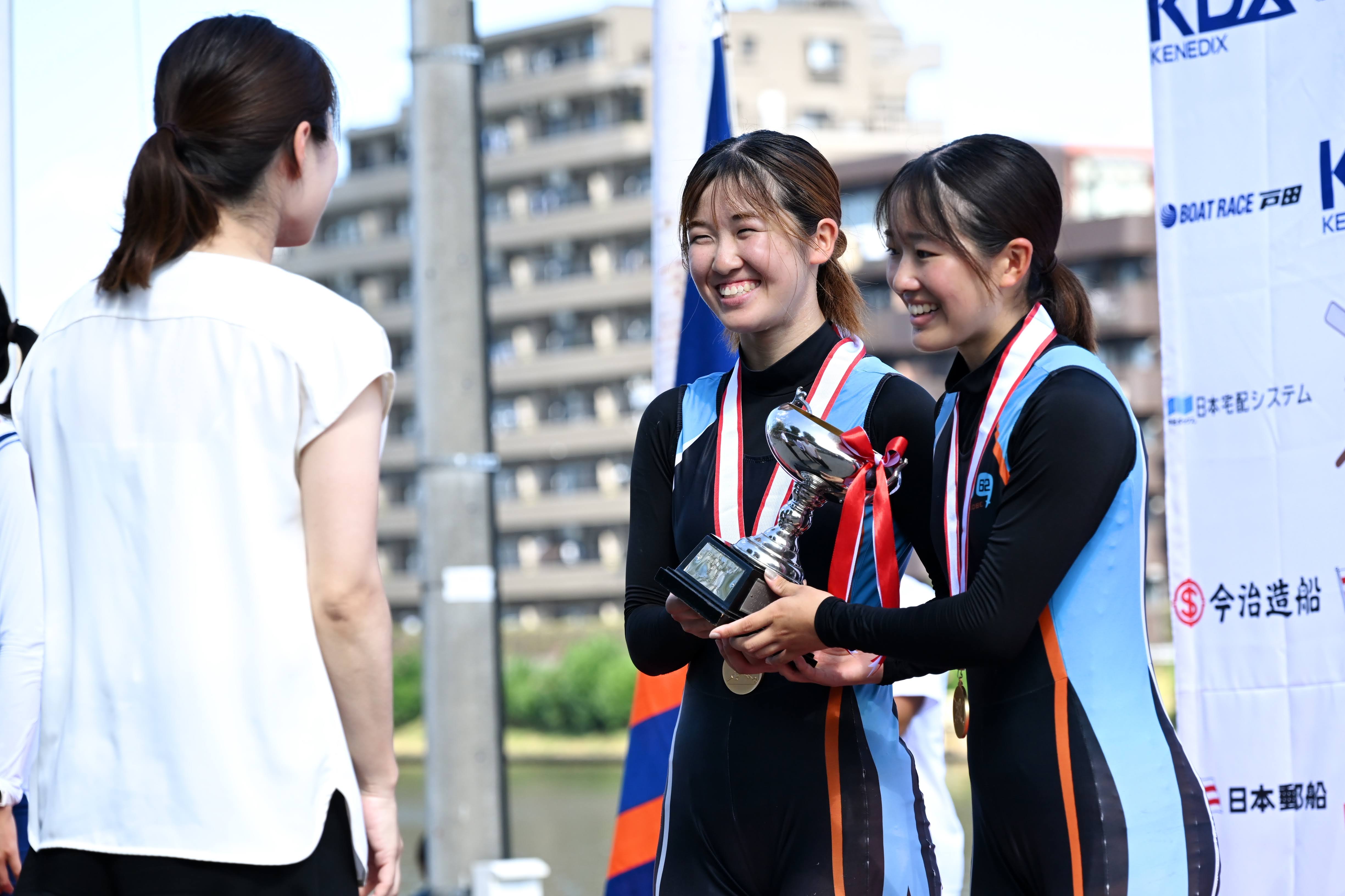 戸田の水面と大学ローイングの風景