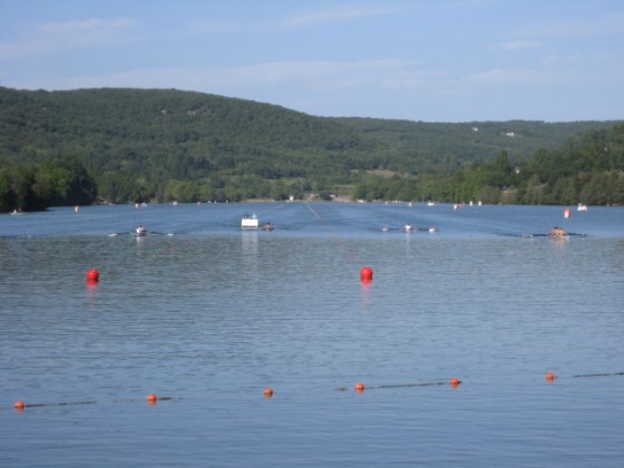 会場は、フランス、Brive-la-Gaillarde市近郊の湖。美しい景観です。