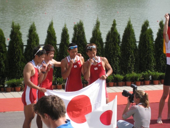 現地カメラマンの撮影にこたえるLM4－メンバー(左から田中、中野、西村、三村)